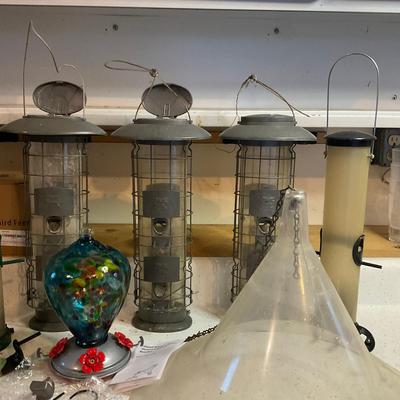G998 Lot Of Bird Feeders & Accessories