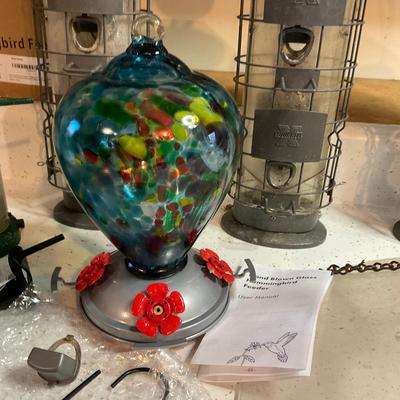 G998 Lot Of Bird Feeders & Accessories