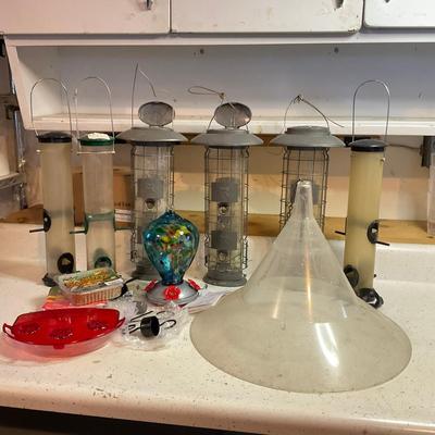 G998 Lot Of Bird Feeders & Accessories