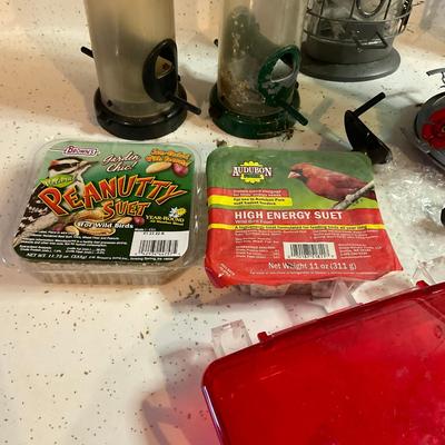 G998 Lot Of Bird Feeders & Accessories