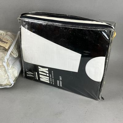 M1053 New Wamsutta King White Sheet Set & Coldwater Creek King Duvet Set