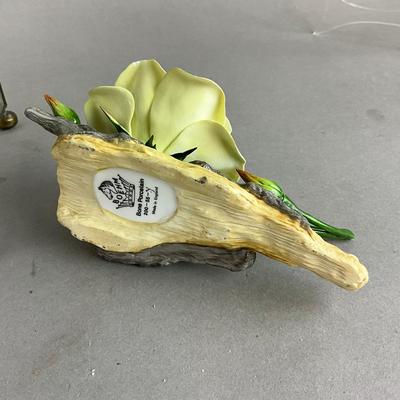 L1071 Boehm Porcelain Flower In Glass Box With Print