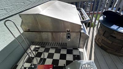 SPORTSMAN SERIES TAILGATE BBQ GRILL WITH NEW UTENSILS