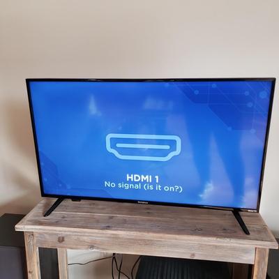 LOT 33: Westinghouse 40" Roku TV