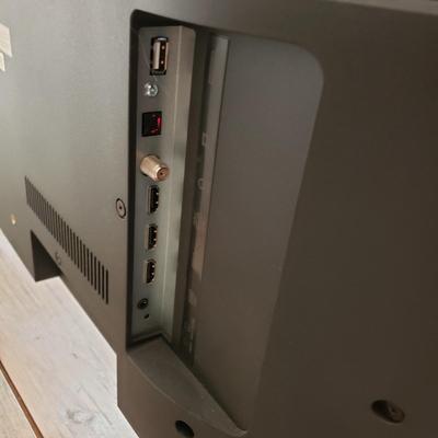 LOT 33: Westinghouse 40" Roku TV