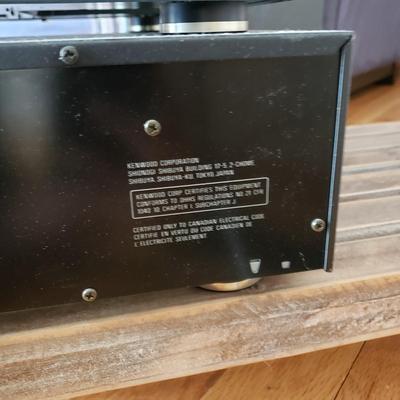 LOT 34: Kenwood 5 Disk CD Player with Audio-Video Stereo Receiver