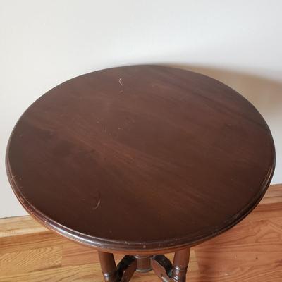 LOT 38: Victorian Style Oval Top Table with Decorative Table Lamp