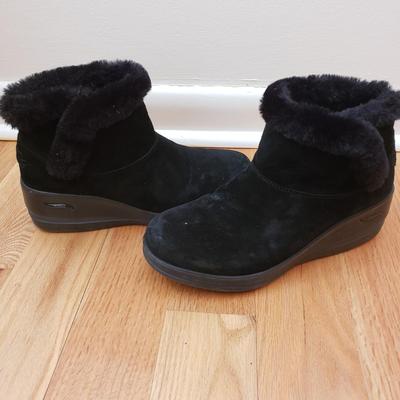 LOT 85: Birkenstock, Sperry, Ugg & More-Size 8/8.5