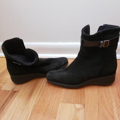 LOT 86: Ladies Boots in Different Styles-Size 8-9