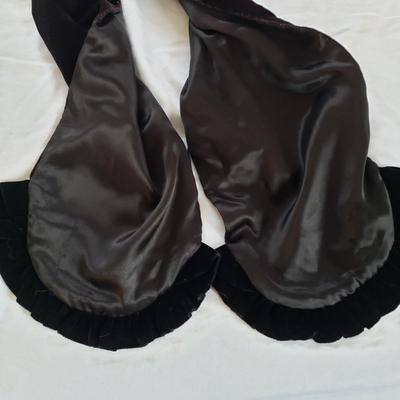 LOT 166: Variety of Scarves in Different Styles & Materials