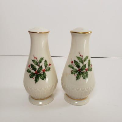 LOT 174: Lenox Holiday Dinnerware Service for 8 with Salt & Pepper, Creamer & Sugar & Extras