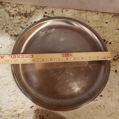 LOT 178: Kitchen Gadgets, Mixing Bowl, Strainers, Knife Set & More