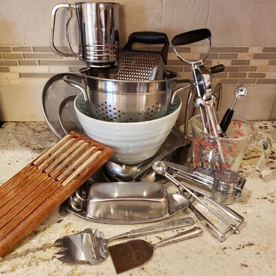 LOT 178: Kitchen Gadgets, Mixing Bowl, Strainers, Knife Set & More