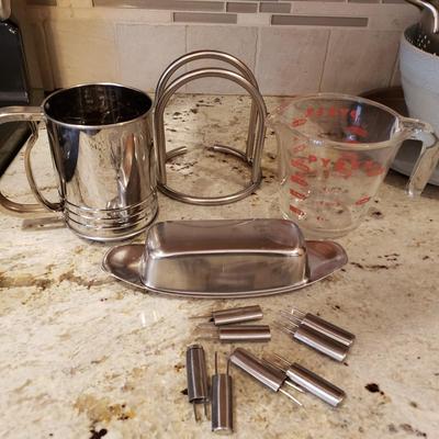 LOT 178: Kitchen Gadgets, Mixing Bowl, Strainers, Knife Set & More