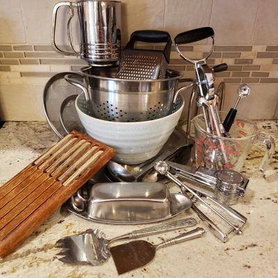 LOT 178: Kitchen Gadgets, Mixing Bowl, Strainers, Knife Set & More