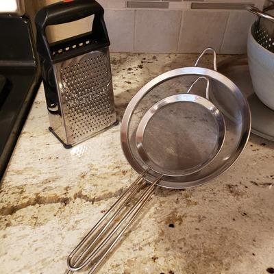 LOT 178: Kitchen Gadgets, Mixing Bowl, Strainers, Knife Set & More