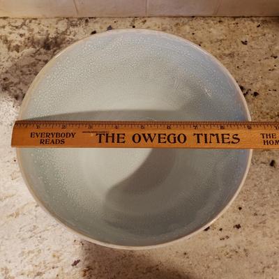 LOT 178: Kitchen Gadgets, Mixing Bowl, Strainers, Knife Set & More