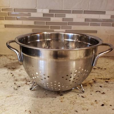 LOT 178: Kitchen Gadgets, Mixing Bowl, Strainers, Knife Set & More