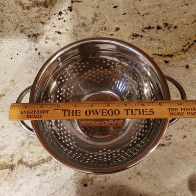 LOT 178: Kitchen Gadgets, Mixing Bowl, Strainers, Knife Set & More