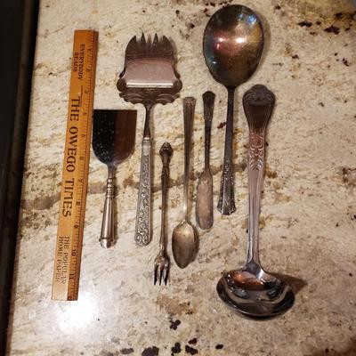 LOT 178: Kitchen Gadgets, Mixing Bowl, Strainers, Knife Set & More