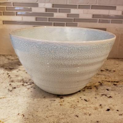 LOT 178: Kitchen Gadgets, Mixing Bowl, Strainers, Knife Set & More