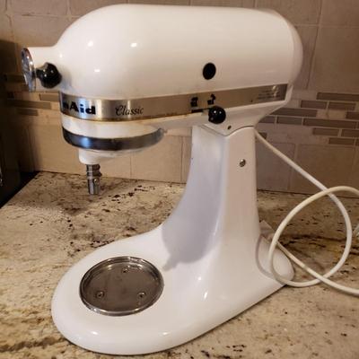LOT 180: KitchenAid Classic Series Tilt Head Stand Mixer