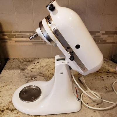 LOT 180: KitchenAid Classic Series Tilt Head Stand Mixer