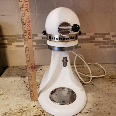 LOT 180: KitchenAid Classic Series Tilt Head Stand Mixer