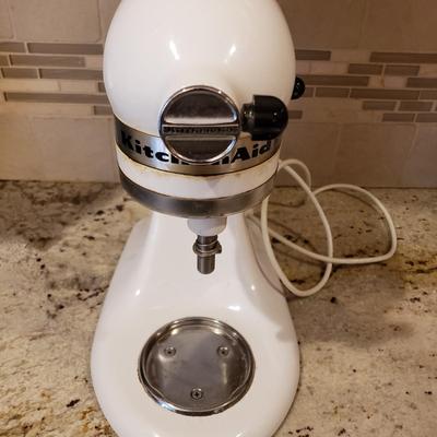 LOT 180: KitchenAid Classic Series Tilt Head Stand Mixer