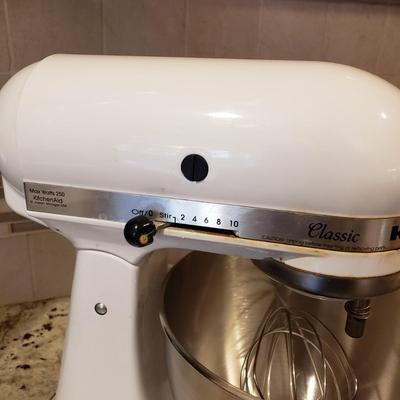 LOT 180: KitchenAid Classic Series Tilt Head Stand Mixer