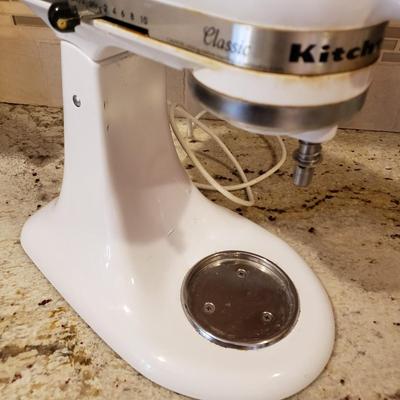 LOT 180: KitchenAid Classic Series Tilt Head Stand Mixer