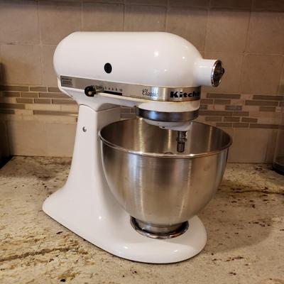 LOT 180: KitchenAid Classic Series Tilt Head Stand Mixer