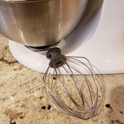 LOT 180: KitchenAid Classic Series Tilt Head Stand Mixer