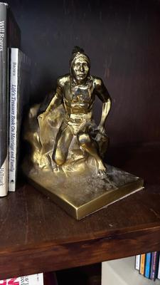 NATIVE AMERICAN THEMED BRASS BOOKENDS AND A VARIETY OF BOOKS