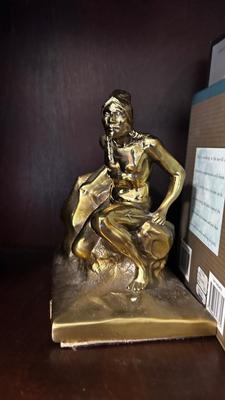 NATIVE AMERICAN THEMED BRASS BOOKENDS AND A VARIETY OF BOOKS