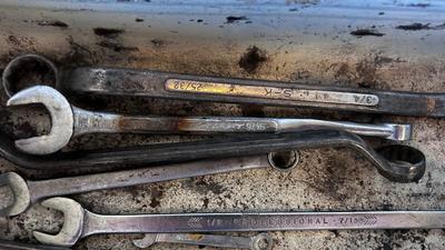 VTG STEEL TOOL BOX, A VARIETY OF END WRENCHES NEW ELECTRIC SCREWDRIVER