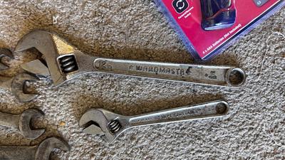 VTG STEEL TOOL BOX, A VARIETY OF END WRENCHES NEW ELECTRIC SCREWDRIVER