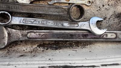 VTG STEEL TOOL BOX, A VARIETY OF END WRENCHES NEW ELECTRIC SCREWDRIVER