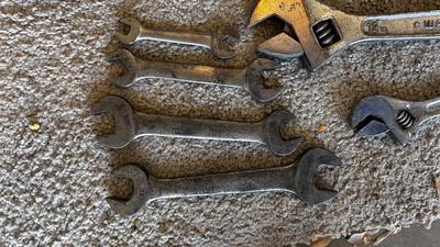 VTG STEEL TOOL BOX, A VARIETY OF END WRENCHES NEW ELECTRIC SCREWDRIVER