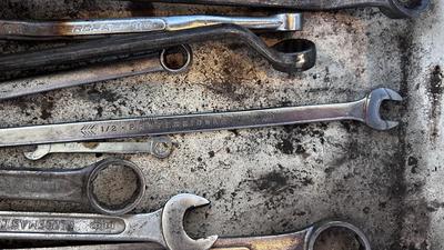 VTG STEEL TOOL BOX, A VARIETY OF END WRENCHES NEW ELECTRIC SCREWDRIVER