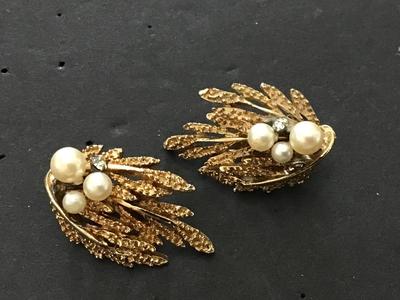 Beautiful Vintage Rhinestone Pearl like Vintage Earrings