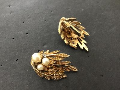 Beautiful Vintage Rhinestone Pearl like Vintage Earrings