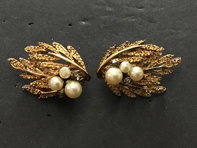 Beautiful Vintage Rhinestone Pearl like Vintage Earrings