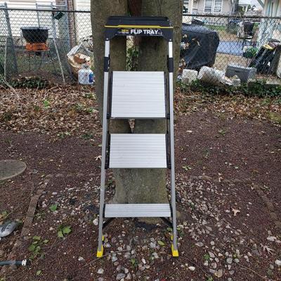 LOT 268: Gorilla Hybrid 4 Ft Ladder