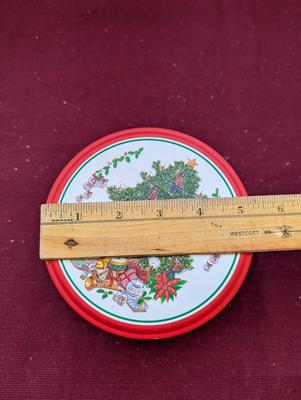 Large lot of vintage Christmas decorations.