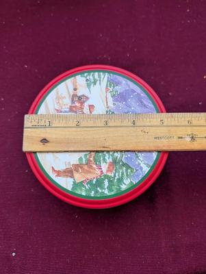 Large lot of vintage Christmas decorations.