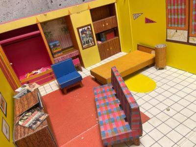 Sale Photo Thumbnail #391: Cool Retro Barbie Dream House