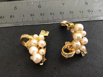 Vintage Earrings Marked clip on