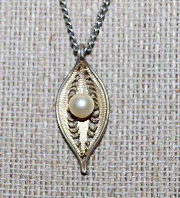 Marked "SARAH COV" Sarah Coventry - PENDANT/NECKLACE with Faux White Pearl on a Filigree-Style Gold Tone LEAF and Circle Clasp...