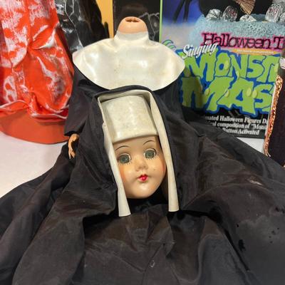 LOT 41: Spooky Collection - Monster Mash Animated Toy and More